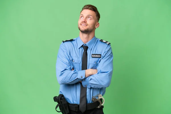 Jonge Politieman Geïsoleerde Achtergrond Zoek Naar Boven Terwijl Glimlachen — Stockfoto