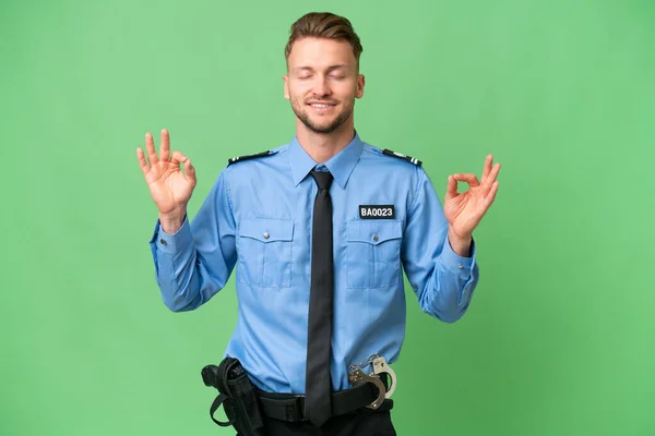 Mladý Policista Přes Izolované Pozadí Zen Póza — Stock fotografie