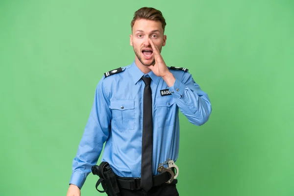 Junger Polizist Über Isolierten Hintergrund Mit Überraschung Und Schockiertem Gesichtsausdruck — Stockfoto