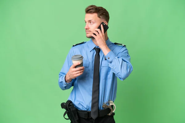 Ung Polis Man Över Isolerad Bakgrund Håller Kaffe För Att — Stockfoto