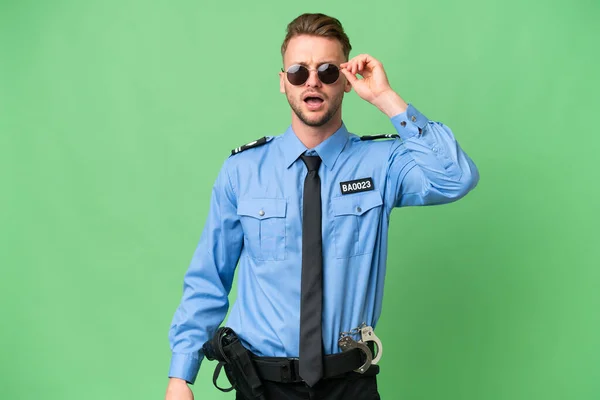 年轻的警察戴着眼镜 背景偏僻 吃惊极了 — 图库照片