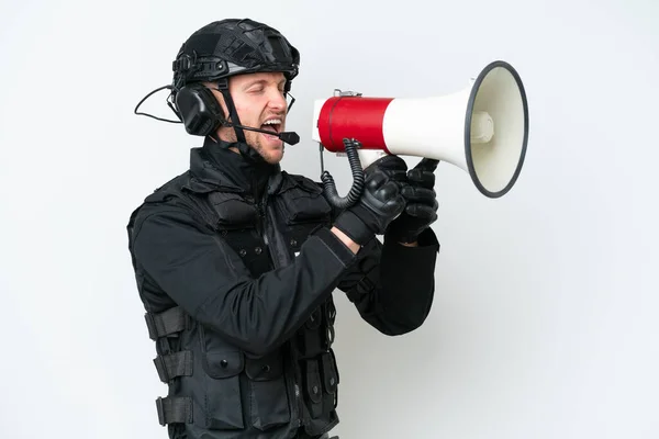 Swat Man Över Isolerad Vit Bakgrund Skriker Genom Megafon — Stockfoto