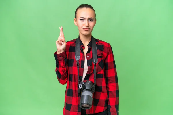 Joven Fotógrafa Árabe Sobre Fondo Aislado Con Dedos Cruzando Deseando — Foto de Stock