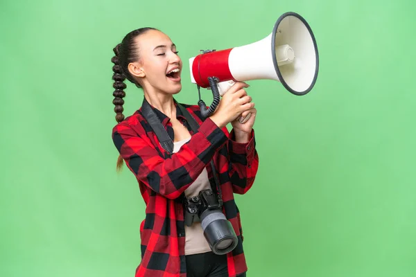 Young Photographer Arab Woman Isolated Background Shouting Megaphone — Stock Photo, Image