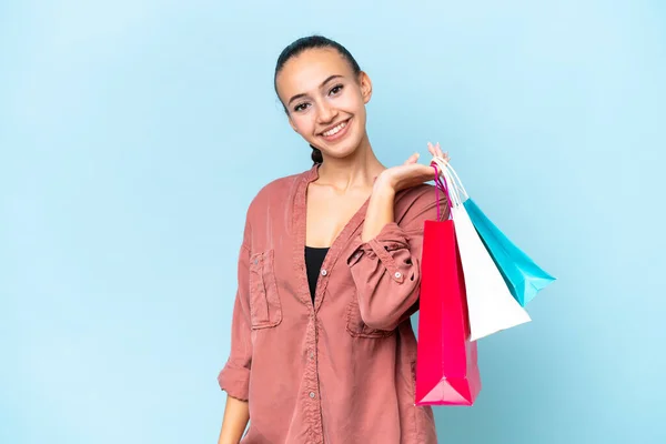 Genç Bir Arap Kadın Mavi Arka Planda Izole Edilmiş Alışveriş — Stok fotoğraf