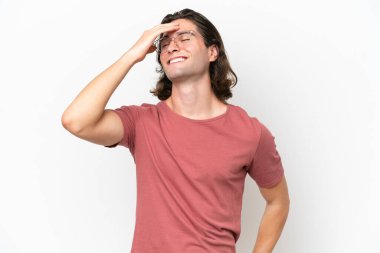 Beyaz arka planda izole edilmiş genç yakışıklı adam çok gülümsüyor.