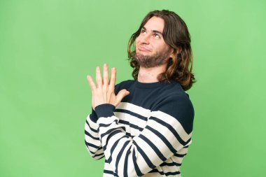 Tecrit edilmiş genç yakışıklı bir adam bir şeyler planlıyor.