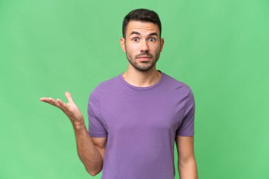 Soyutlanmış geçmişi olan yakışıklı beyaz bir adam şüpheli hareketler yapıyor.