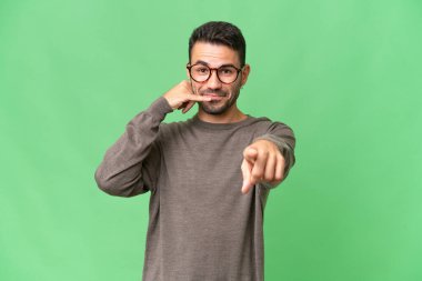 Genç, yakışıklı, beyaz bir adam izole edilmiş bir geçmişi var.
