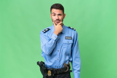 Genç polis beyaz adam izole bir geçmişi olduğunu düşünüyor.