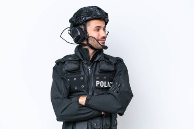 Beyaz arka planda izole edilmiş Kafkasyalı bir SWAT adamı var.
