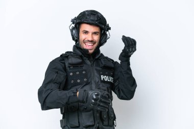 Beyaz arka planda izole edilmiş, gitar hareketi yapan Kafkasyalı genç bir SWAT elemanı.