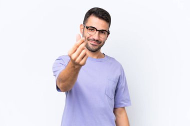 Beyaz arka planda izole genç beyaz adam para jesti yapıyor