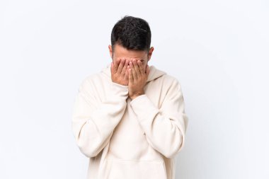 Beyaz arka planda izole edilmiş, yorgun ve hasta bir yüzü olan genç beyaz bir adam.