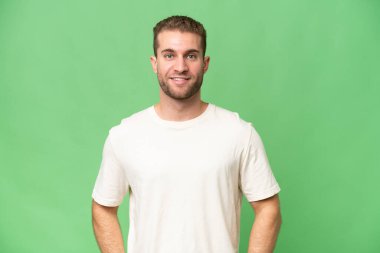 Yeşil krom arka planda izole edilmiş yakışıklı beyaz adam gülüyor.