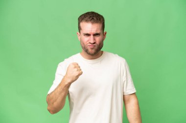 Yeşil krom arka planda izole edilmiş yakışıklı beyaz adam mutsuz bir ifadeyle.