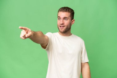 Yeşil krom arka planda izole edilmiş yakışıklı beyaz adam...