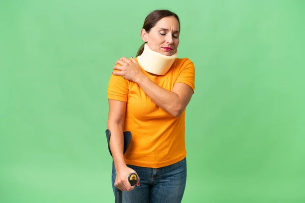 어깨에 통증을 느끼는 고립된 착용하고 중년의 코카서스 — 스톡 사진