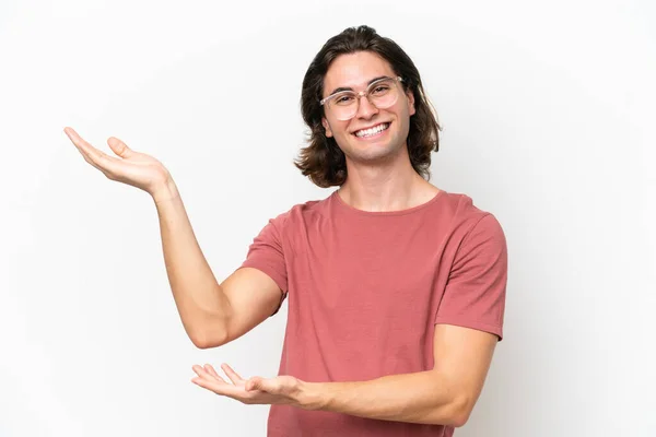 Mladý Pohledný Muž Izolovaný Bílém Pozadí Natahuje Ruce Stranu Pro — Stock fotografie