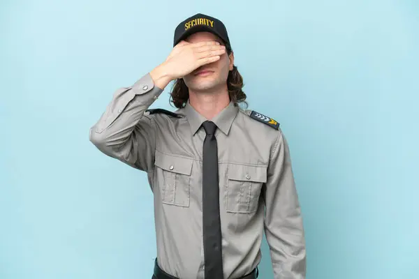 Young Safeguard Man Isolated Blue Background Covering Eyes Hands Want — Stock Photo, Image