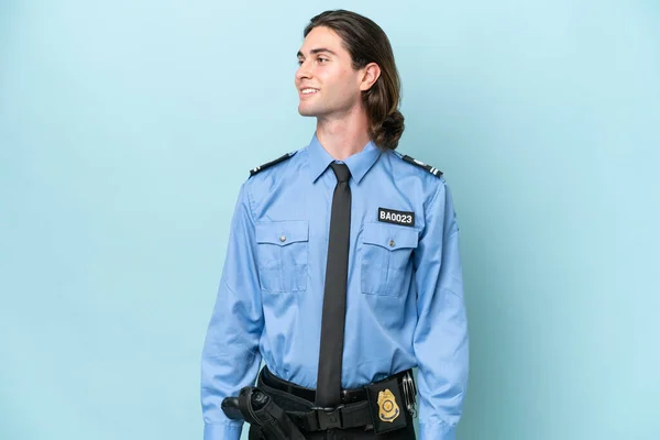 Giovane Uomo Caucasico Polizia Isolato Sfondo Blu Guardando Lato — Foto Stock
