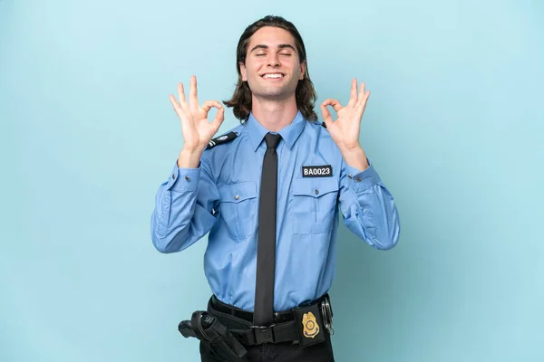Joven Policía Caucásico Hombre Aislado Sobre Fondo Azul Zen Pose —  Fotos de Stock