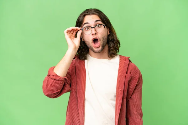 Jovem Homem Bonito Sobre Fundo Isolado Com Óculos Surpreso — Fotografia de Stock