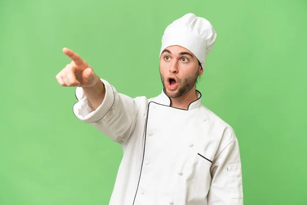 Jonge Knappe Chef Kok Geïsoleerde Achtergrond Wijzend Weg — Stockfoto