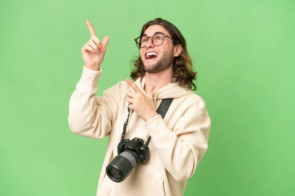 Ung Fotograf Man Över Isolerad Bakgrund Pekar Med Pekfingret Bra — Stockfoto