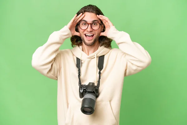 Ung Fotograf Man Över Isolerad Bakgrund Med Överraskning Uttryck — Stockfoto