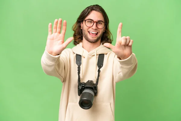 Mladý Fotograf Muž Přes Izolované Pozadí Načítání Sedm Prsty — Stock fotografie