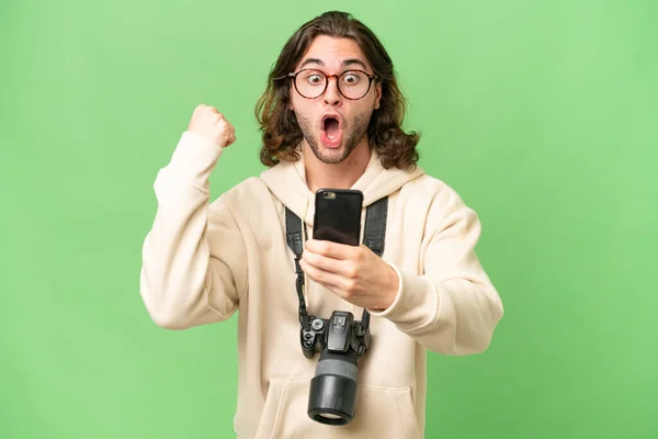 Junger Fotograf Mann Über Isolierten Hintergrund Überrascht Und Sendet Eine — Stockfoto