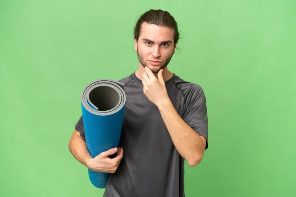 Giovane Uomo Sport Andando Lezioni Yoga Mentre Tenendo Tappeto Sfondo — Foto Stock