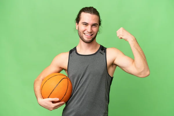 Ung Stilig Man Isolerad Grön Krom Bakgrund Spelar Basket Och — Stockfoto