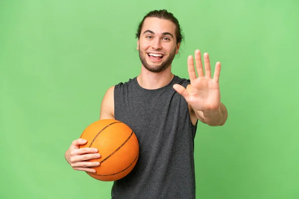Giovane Giocatore Basket Uomo Sfondo Isolato Contando Cinque Con Dita — Foto Stock