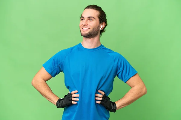 Ung Stilig Man Isolerad Grön Krom Bakgrund Poserar Med Armar — Stockfoto