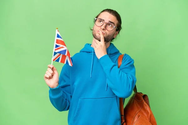 Fiatal Jóképű Férfi Tartja Egyesült Királyság Zászlaját Elszigetelt Háttér Kétségei — Stock Fotó