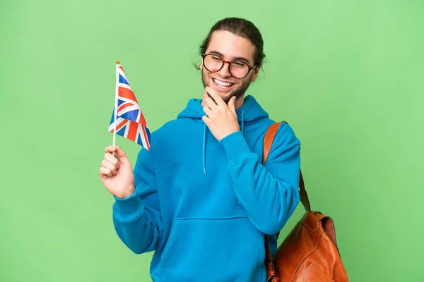 Arkaplanda Birleşik Krallık Bayrağı Taşıyan Yakışıklı Genç Adam Yana Bakıyor — Stok fotoğraf
