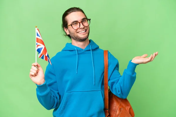 Fiatal Jóképű Férfi Tartja Egyesült Királyság Zászlaját Elszigetelt Háttér Kinyújtott — Stock Fotó