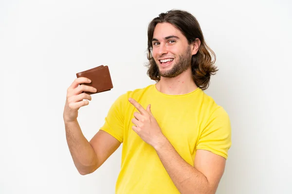 Mladý Pohledný Muž Drží Peněženku Izolované Bílém Pozadí Ukazuje — Stock fotografie