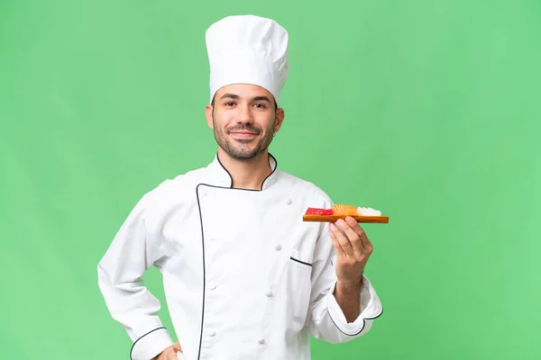Junger Kaukasischer Koch Mit Einem Sushi Vor Isoliertem Hintergrund Der — Stockfoto