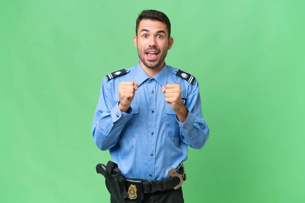 Genç Polis Beyaz Adam Izole Edilmiş Arka Planda Galibiyeti Kutluyor — Stok fotoğraf