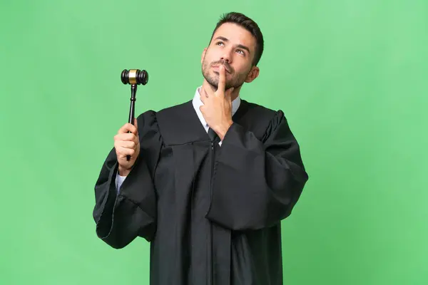 Judge Caucasian Man Isolated Background Having Doubts While Looking — Stock Photo, Image
