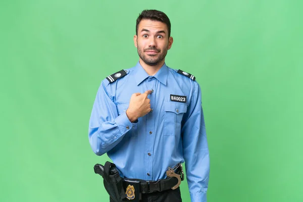 Молодий Поліцейський Білий Чоловік Над Ізольованим Тлом Несподіваним Виразом Обличчя — стокове фото