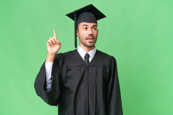 Jovem Universitário Graduado Homem Sobre Fundo Isolado Com Intenção Realizar — Fotografia de Stock