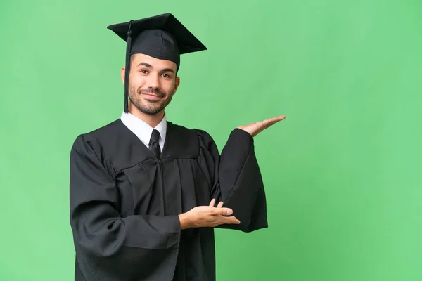 Mladý Vysokoškolský Absolvent Muž Přes Izolované Pozadí Natahuje Ruce Stranu — Stock fotografie