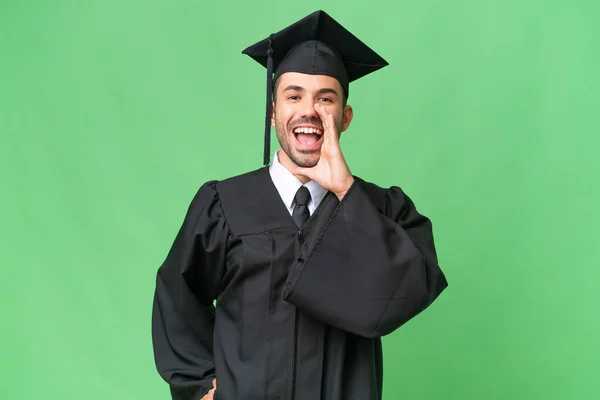Młody Absolwent Uniwersytetu Człowiek Odosobnionym Tle Krzyczy Szeroko Otwartymi Ustami — Zdjęcie stockowe