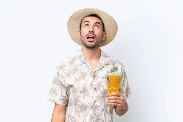 Jeune Homme Caucasien Tenant Cocktail Isolé Sur Fond Blanc Levant — Photo