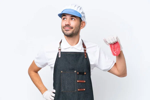 Homem Caucasiano Açougueiro Vestindo Avental Servindo Carne Cortada Fresca Sobre — Fotografia de Stock
