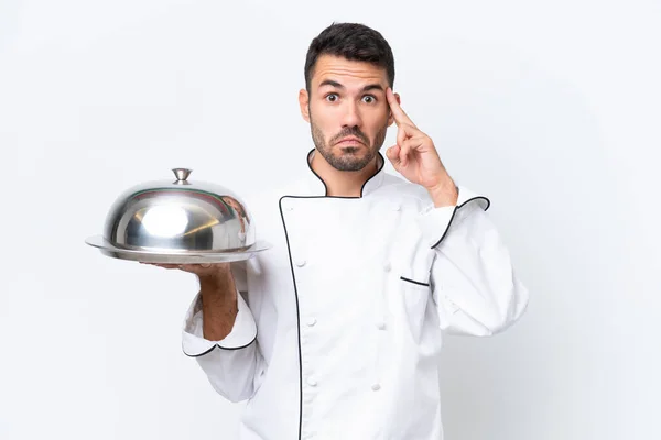 Jeune Chef Avec Plateau Isolé Sur Fond Blanc Penser Une — Photo